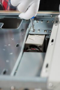 Técnico reparando lavadora en domicilio en Huelva