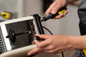 Técnico reparando lavadora en domicilio en Huelva